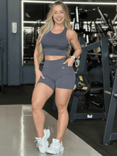 Conjunto Top Cinza e Shorts com Bolsos Laterais